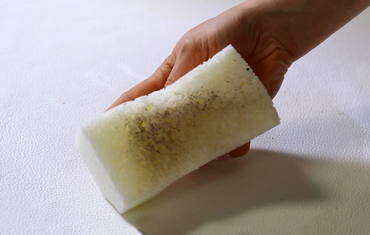 Titel: Lederreinigung Nachher – Glattleder wie neu nach der Intensivreinigung. Rückstandslos sauberes Glattleder nach der intensiven Fleckenentfernung mit dem kraftvollen KERALUX Leder Reiniger.