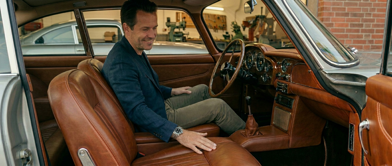 Vollendete Leder-Sonderfertigung: Das neue Interieur im Oldtimer Ein glücklicher Besitzer begutachtet das neu eingebaute, sondergefärbte Leder-Interieur in seinem fertig restaurierten Oldtimer.
